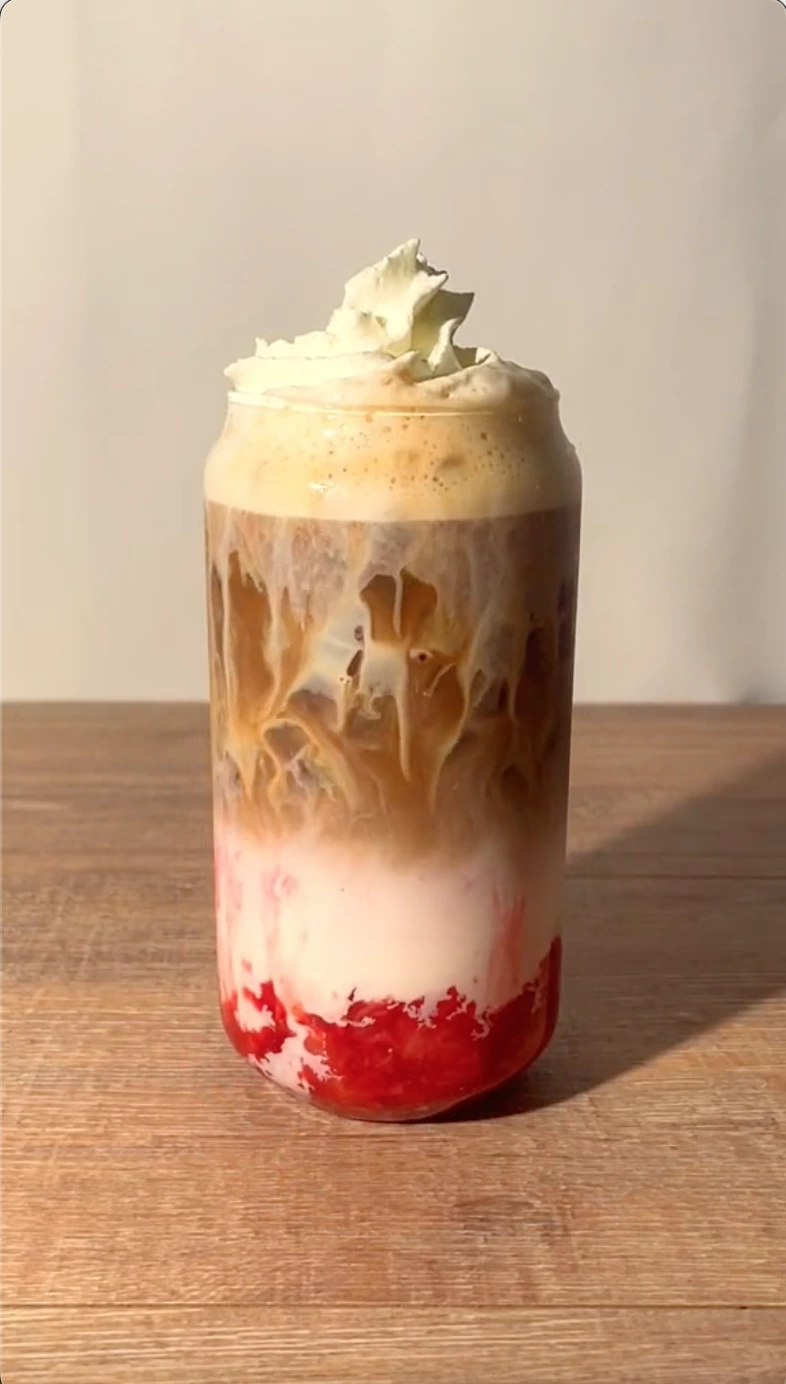 Iced Çilekli Latte
